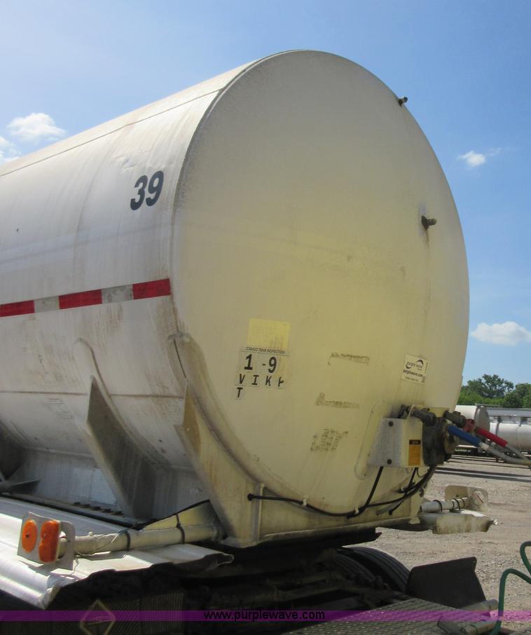 image for item I2068 1977 Fruehauf TA0-F2-R tank trailer