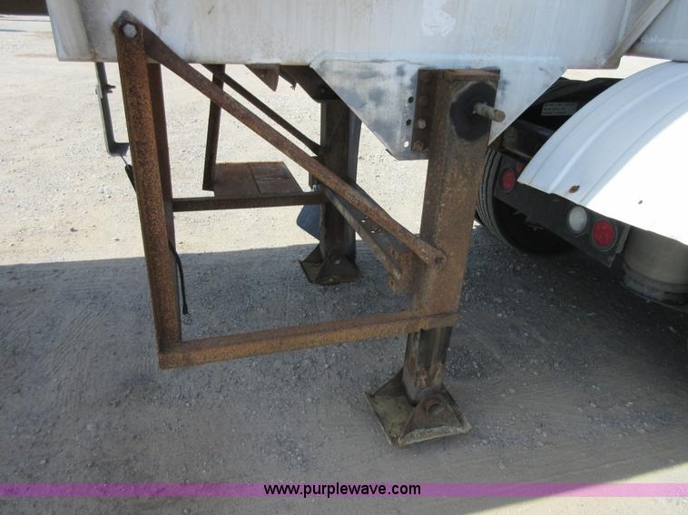 image for item I2068 1977 Fruehauf TA0-F2-R tank trailer