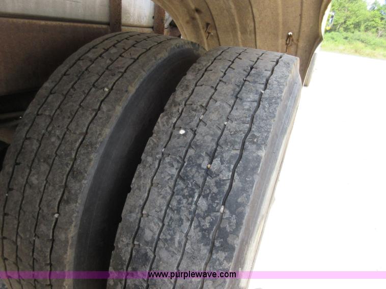 image for item I2068 1977 Fruehauf TA0-F2-R tank trailer