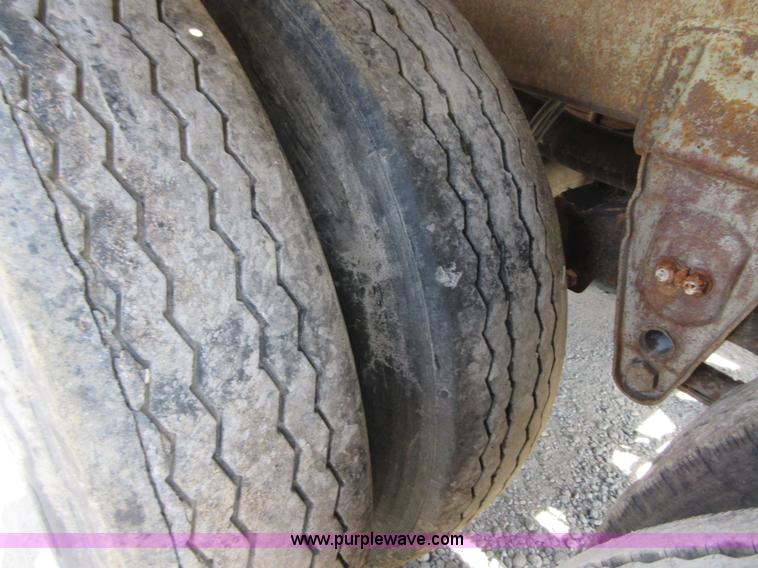 image for item I2068 1977 Fruehauf TA0-F2-R tank trailer