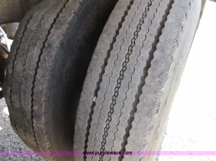 image for item I2068 1977 Fruehauf TA0-F2-R tank trailer