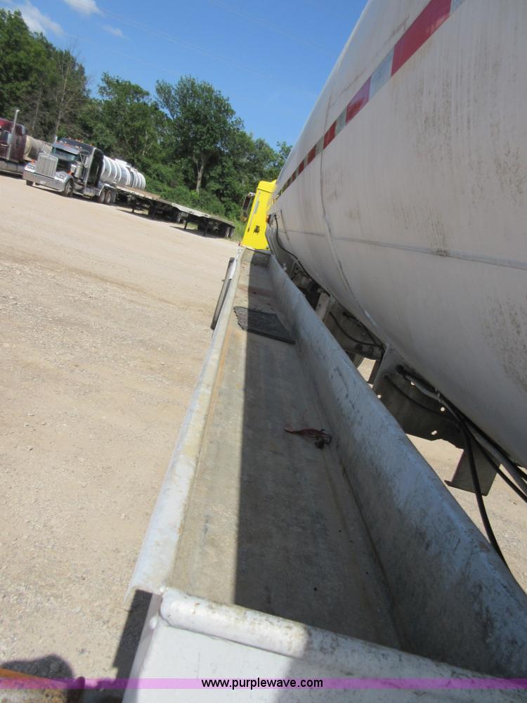 image for item I2068 1977 Fruehauf TA0-F2-R tank trailer