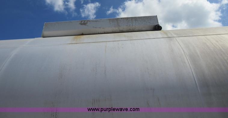 image for item I2068 1977 Fruehauf TA0-F2-R tank trailer