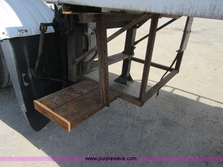 image for item I2068 1977 Fruehauf TA0-F2-R tank trailer