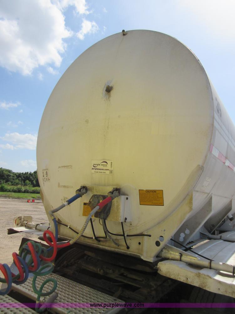 image for item I2068 1977 Fruehauf TA0-F2-R tank trailer