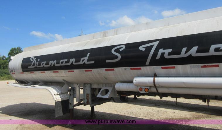 image for item I2069 1975 Heil tank trailer