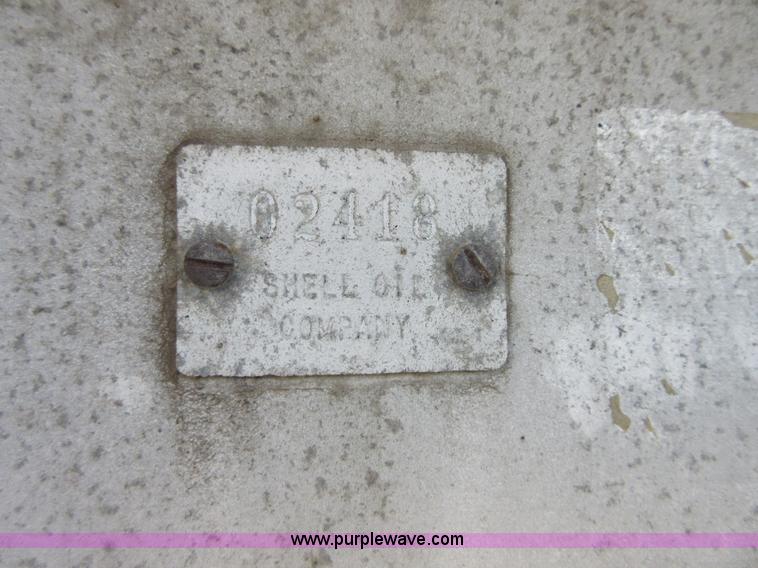 image for item I2069 1975 Heil tank trailer