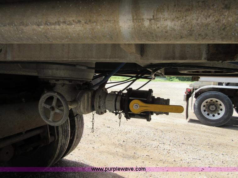 image for item I2069 1975 Heil tank trailer