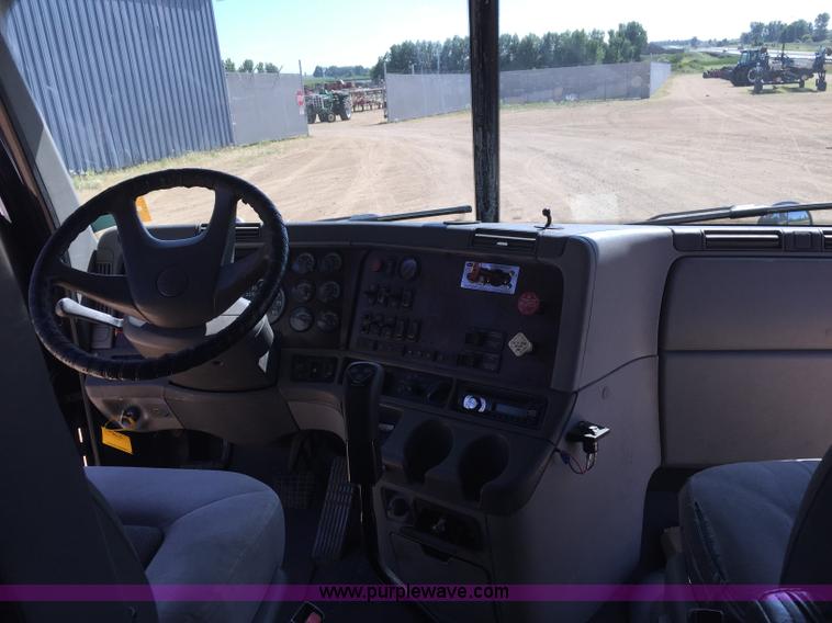 image for item J1749 2003 Freightliner Century Class ST120 semi truck