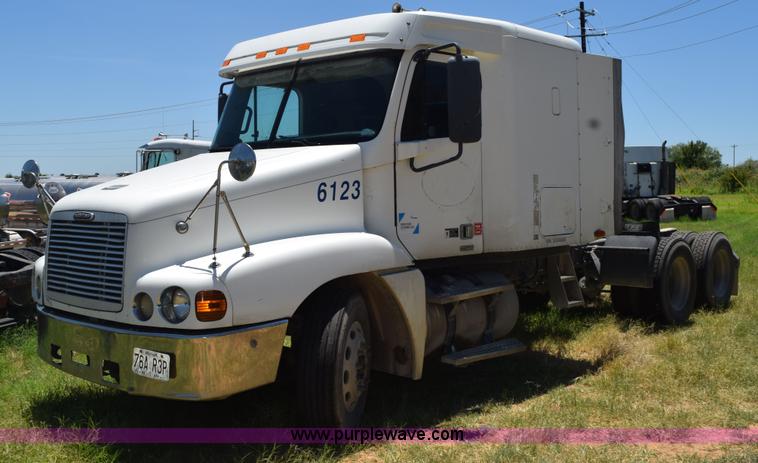 image for item J8500 2002 Freightliner Century Class ST120 semi truck