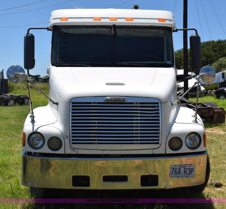 image for item J8500 2002 Freightliner Century Class ST120 semi truck