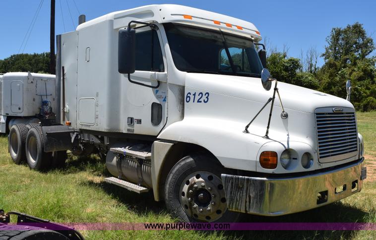 image for item J8500 2002 Freightliner Century Class ST120 semi truck