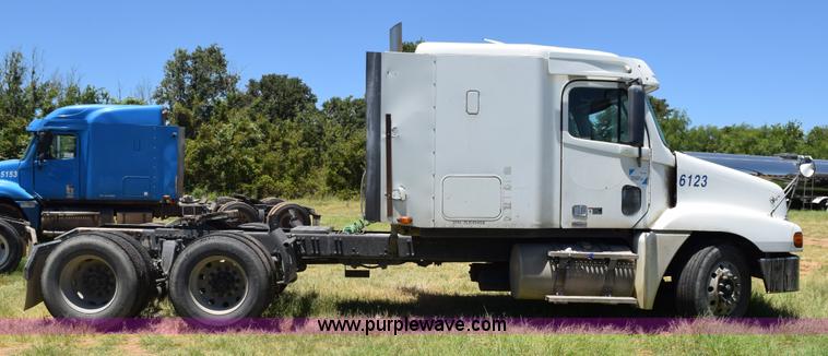 image for item J8500 2002 Freightliner Century Class ST120 semi truck