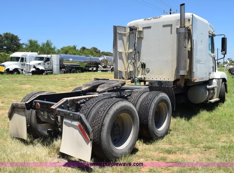 image for item J8500 2002 Freightliner Century Class ST120 semi truck