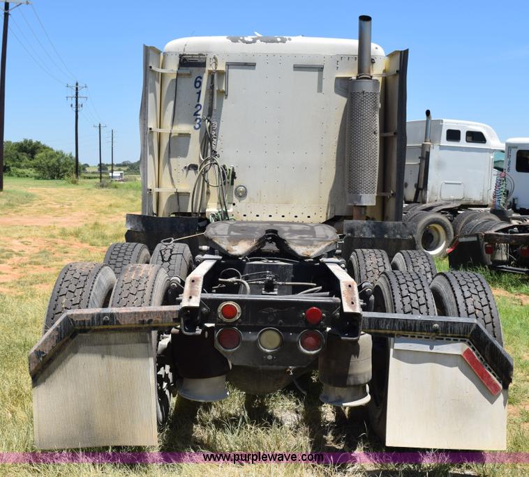 image for item J8500 2002 Freightliner Century Class ST120 semi truck