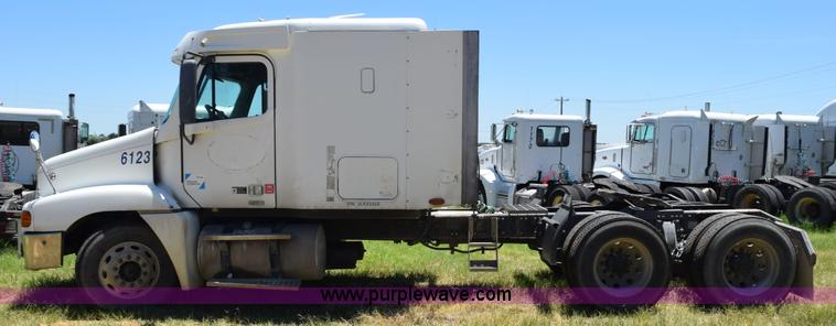 image for item J8500 2002 Freightliner Century Class ST120 semi truck