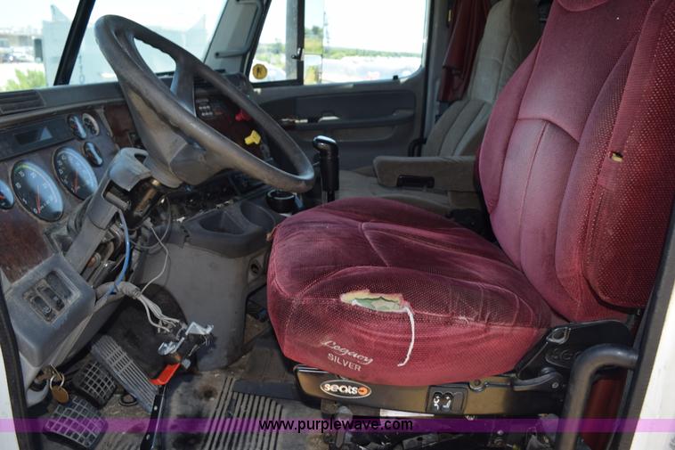 image for item J8500 2002 Freightliner Century Class ST120 semi truck