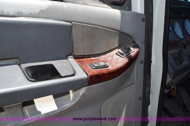 image for item J8500 2002 Freightliner Century Class ST120 semi truck