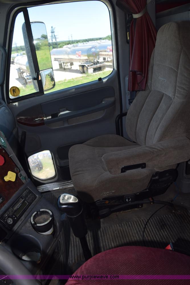 image for item J8500 2002 Freightliner Century Class ST120 semi truck