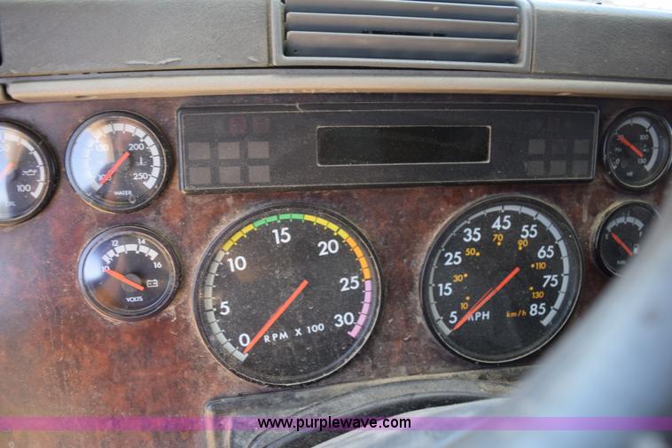 image for item J8500 2002 Freightliner Century Class ST120 semi truck