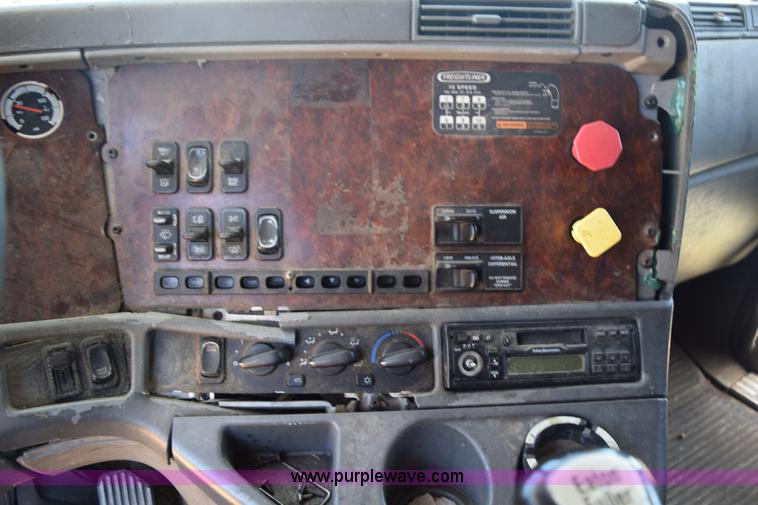 image for item J8500 2002 Freightliner Century Class ST120 semi truck