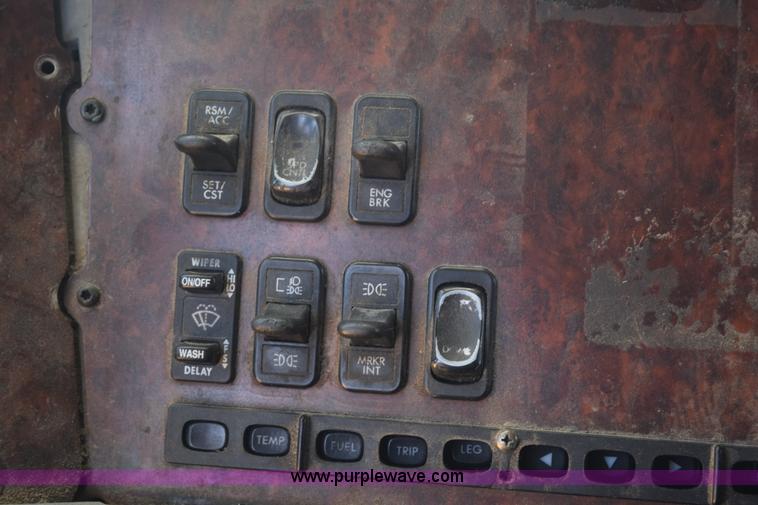 image for item J8500 2002 Freightliner Century Class ST120 semi truck