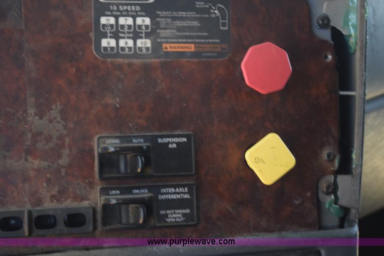 image for item J8500 2002 Freightliner Century Class ST120 semi truck