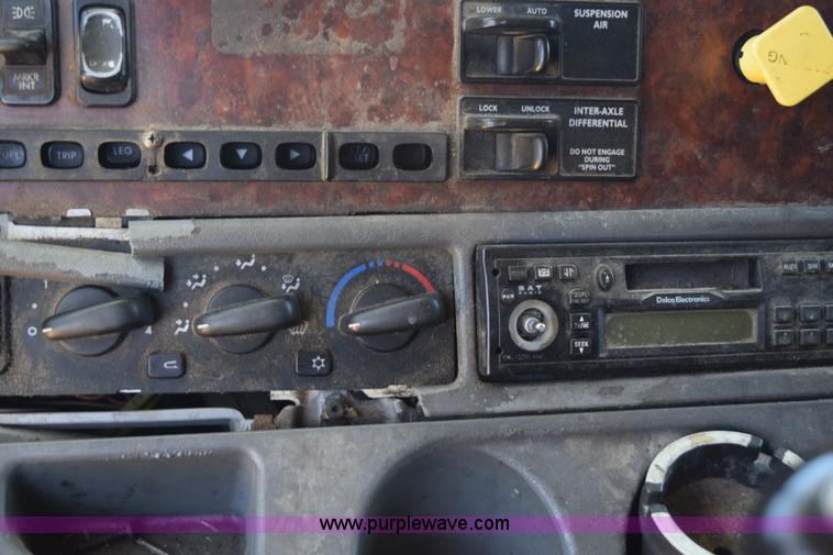 image for item J8500 2002 Freightliner Century Class ST120 semi truck