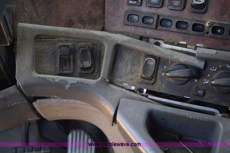 image for item J8500 2002 Freightliner Century Class ST120 semi truck