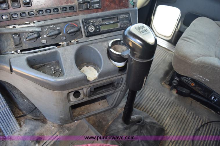 image for item J8500 2002 Freightliner Century Class ST120 semi truck