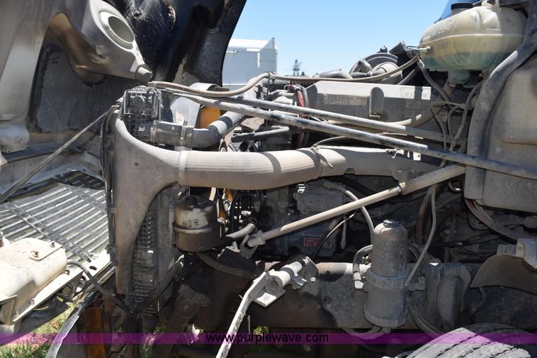 image for item J8500 2002 Freightliner Century Class ST120 semi truck