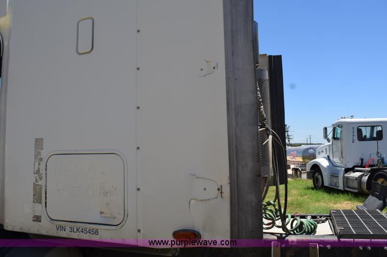 image for item J8500 2002 Freightliner Century Class ST120 semi truck