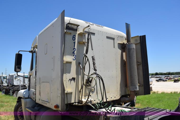 image for item J8500 2002 Freightliner Century Class ST120 semi truck