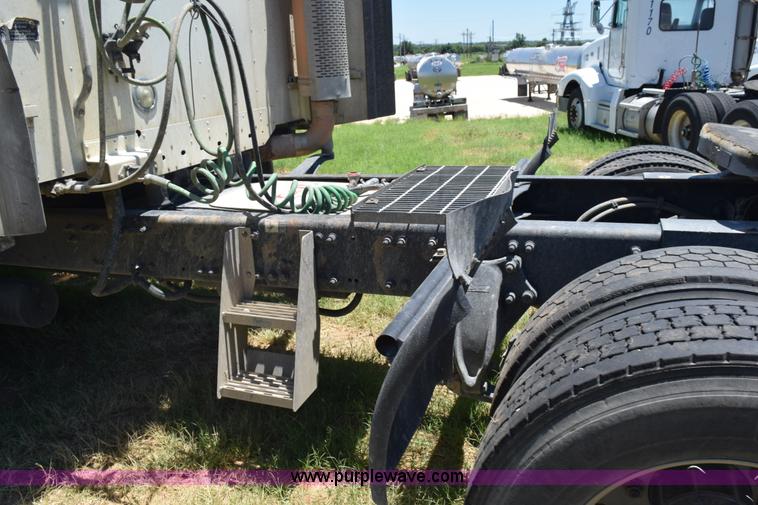 image for item J8500 2002 Freightliner Century Class ST120 semi truck