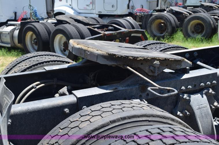 image for item J8500 2002 Freightliner Century Class ST120 semi truck