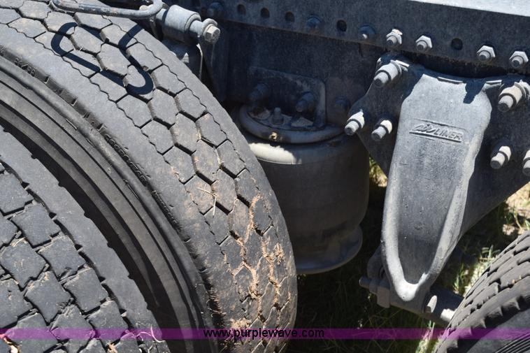 image for item J8500 2002 Freightliner Century Class ST120 semi truck