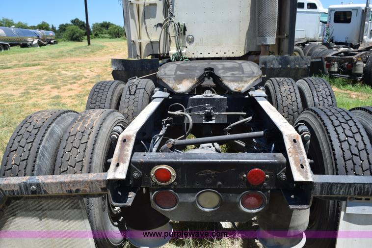 image for item J8500 2002 Freightliner Century Class ST120 semi truck