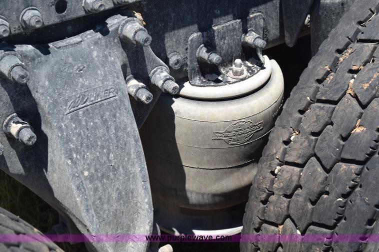 image for item J8500 2002 Freightliner Century Class ST120 semi truck