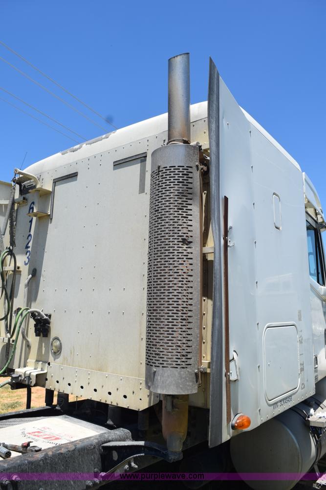 image for item J8500 2002 Freightliner Century Class ST120 semi truck