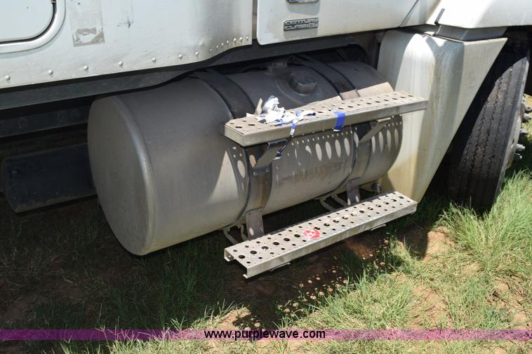 image for item J8500 2002 Freightliner Century Class ST120 semi truck