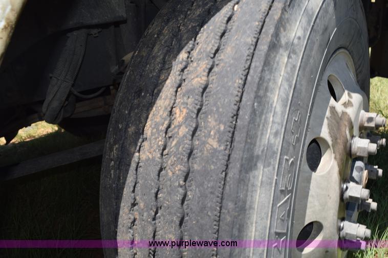 image for item J8500 2002 Freightliner Century Class ST120 semi truck