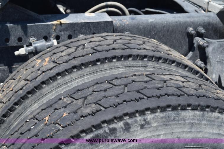 image for item J8500 2002 Freightliner Century Class ST120 semi truck