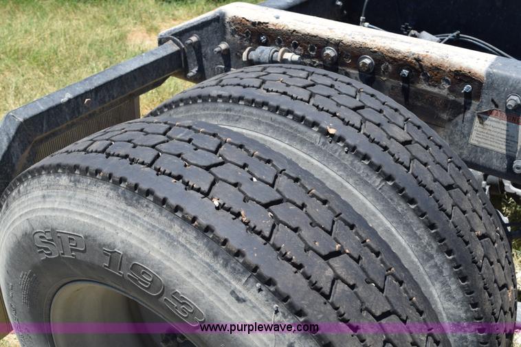 image for item J8500 2002 Freightliner Century Class ST120 semi truck