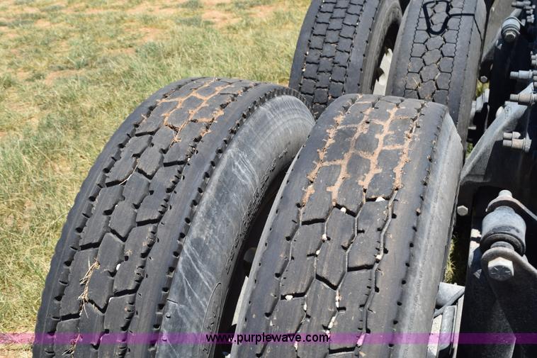 image for item J8500 2002 Freightliner Century Class ST120 semi truck