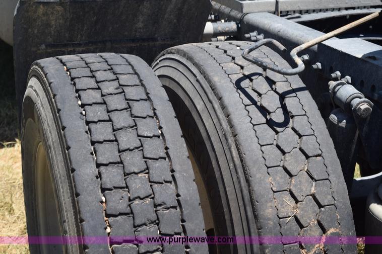 image for item J8500 2002 Freightliner Century Class ST120 semi truck