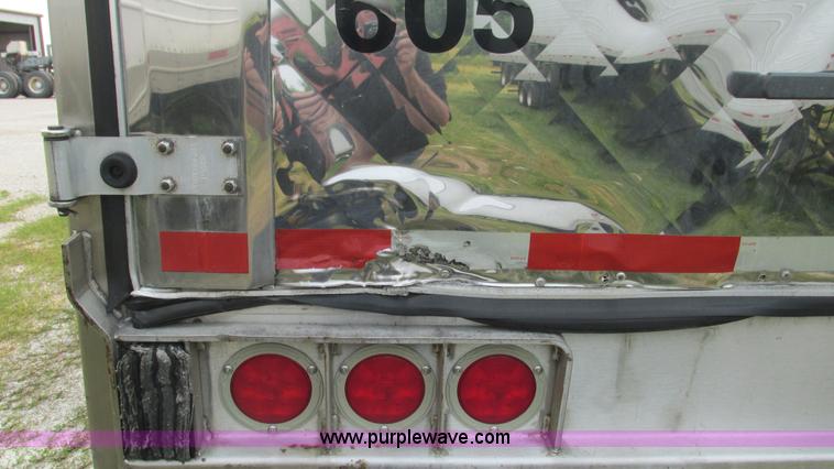 image for item J8551 2007 Wabash refrigerated van trailer