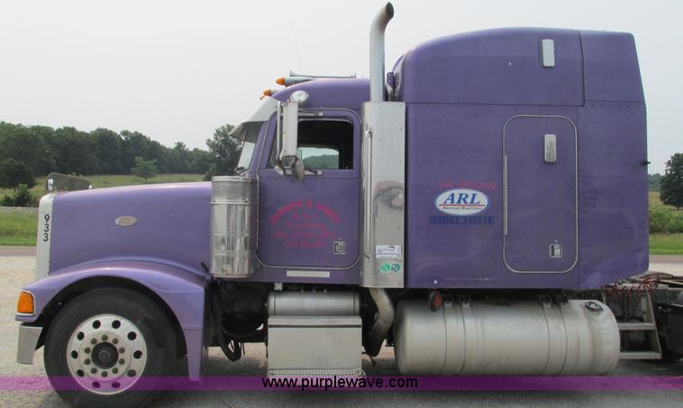 image for item J8554 2000 Peterbilt 377 semi truck