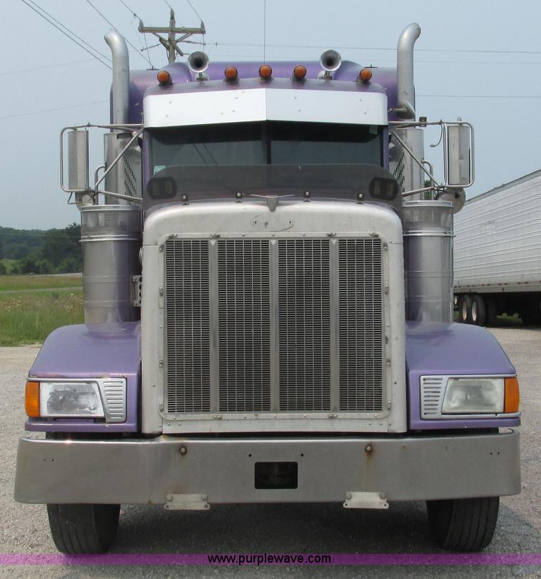 image for item J8554 2000 Peterbilt 377 semi truck