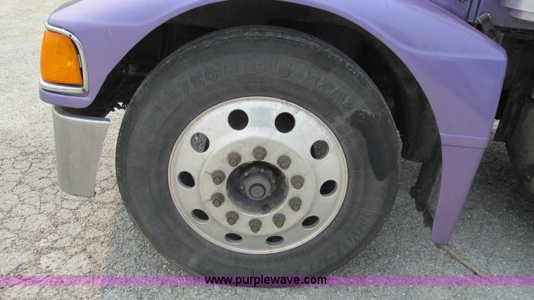 image for item J8554 2000 Peterbilt 377 semi truck