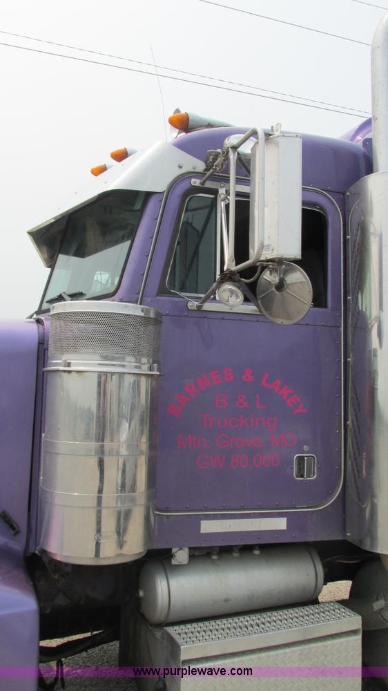 image for item J8554 2000 Peterbilt 377 semi truck